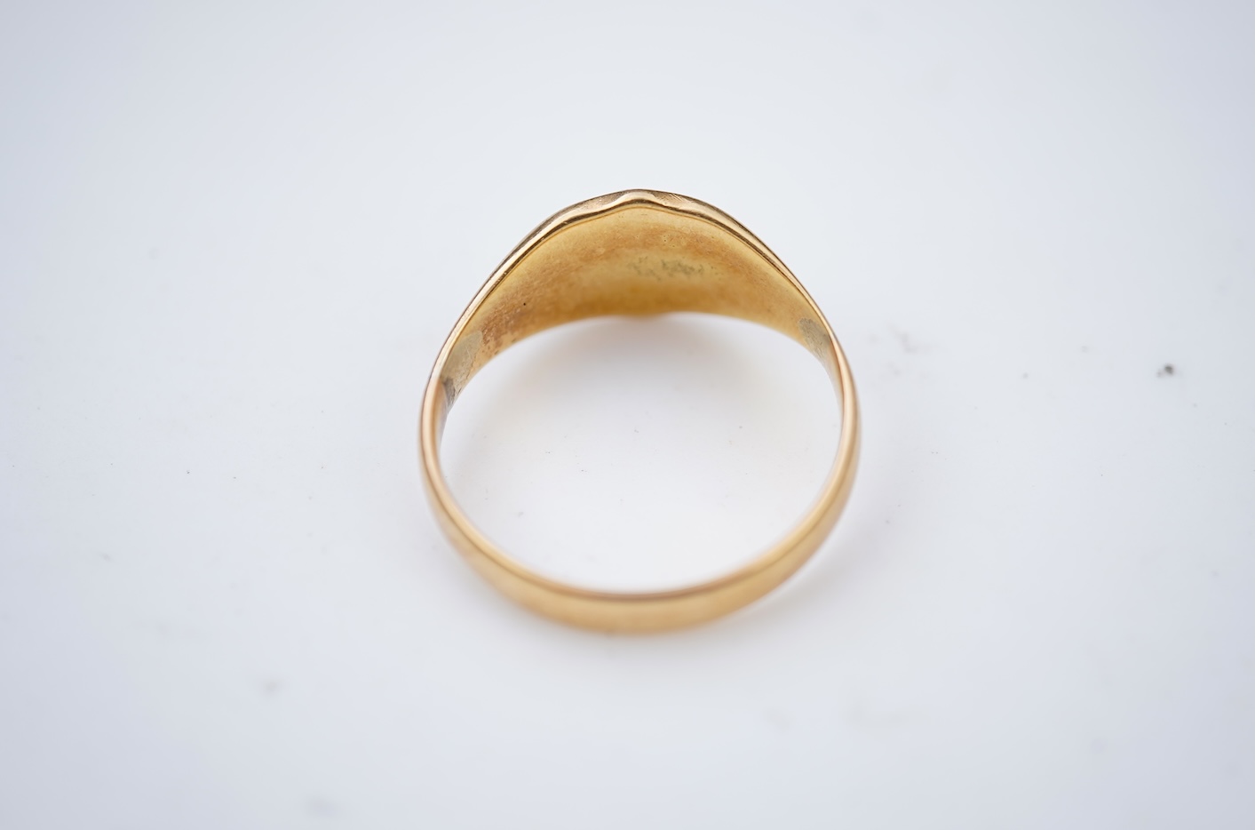 An 18ct gold signet ring